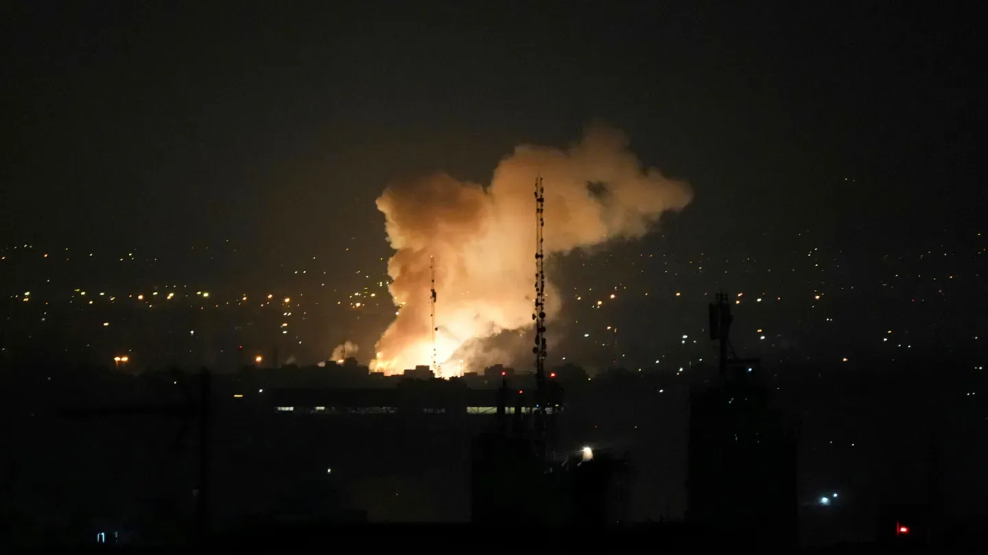 Es gibt sehr wenig Fotos und Videos aus dem Iran, weil die IRGC (Iranian Revolutionary Guard Corps) immer wieder den Zugang zum Internet lahm legt.
